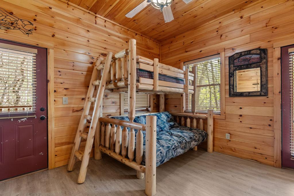 Bear's Den | Photo 30