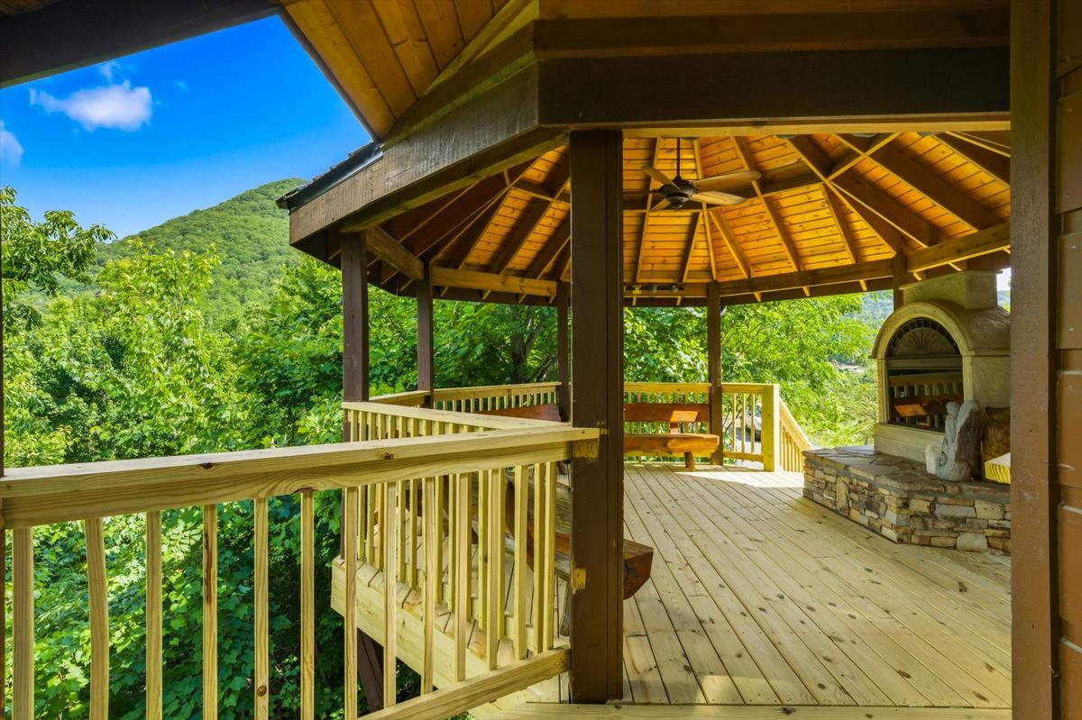 Evergreen Majesty Lodge | Photo 50