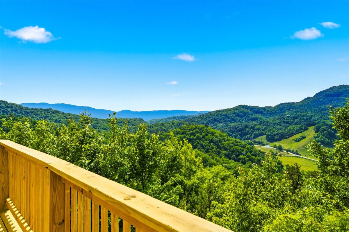 Evergreen Majesty Lodge | Photo 6