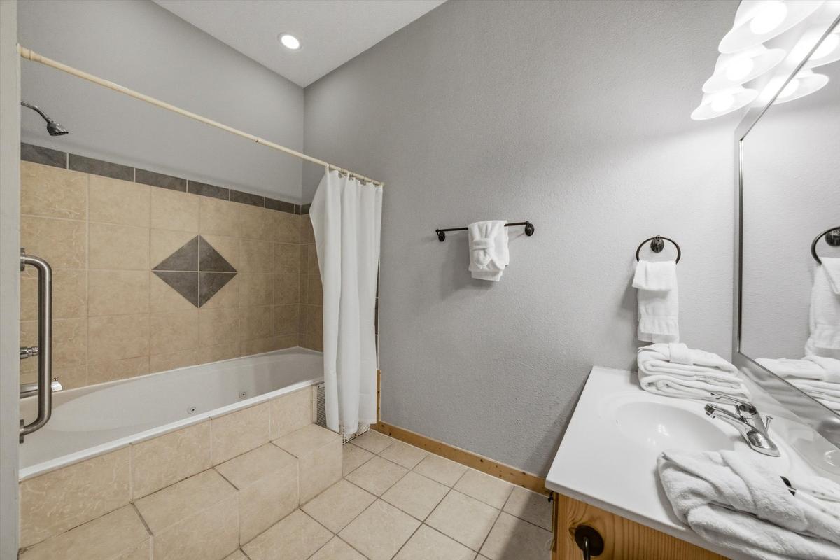 Evergreen Majesty Lodge | Photo 32