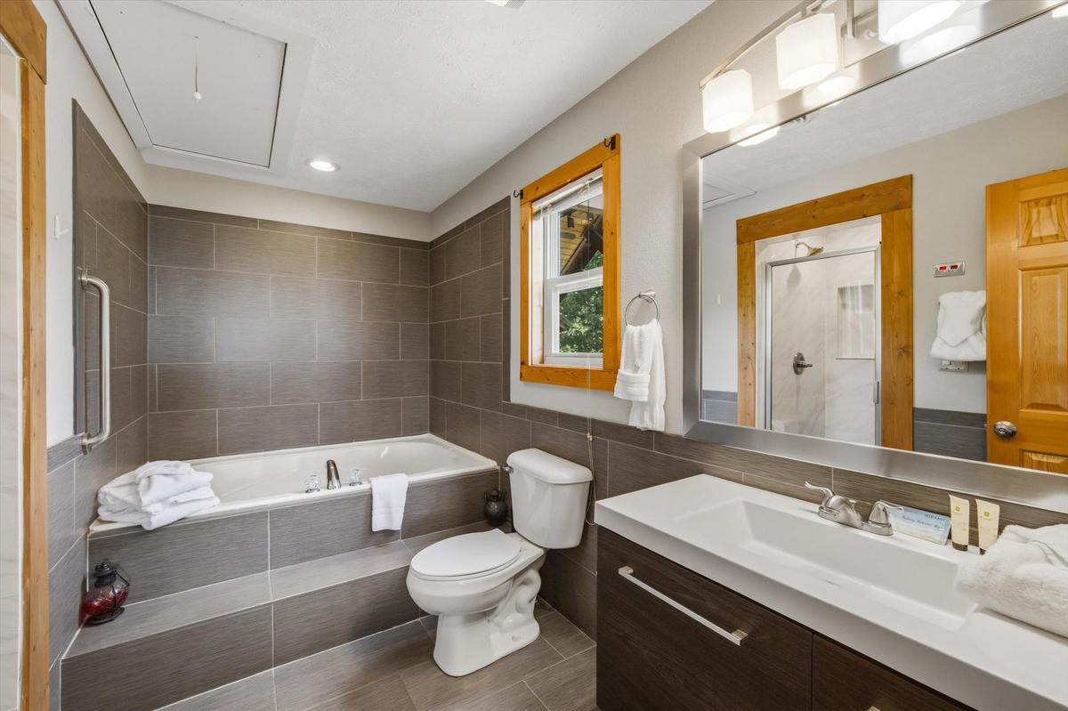 Evergreen Majesty Lodge | Photo 24