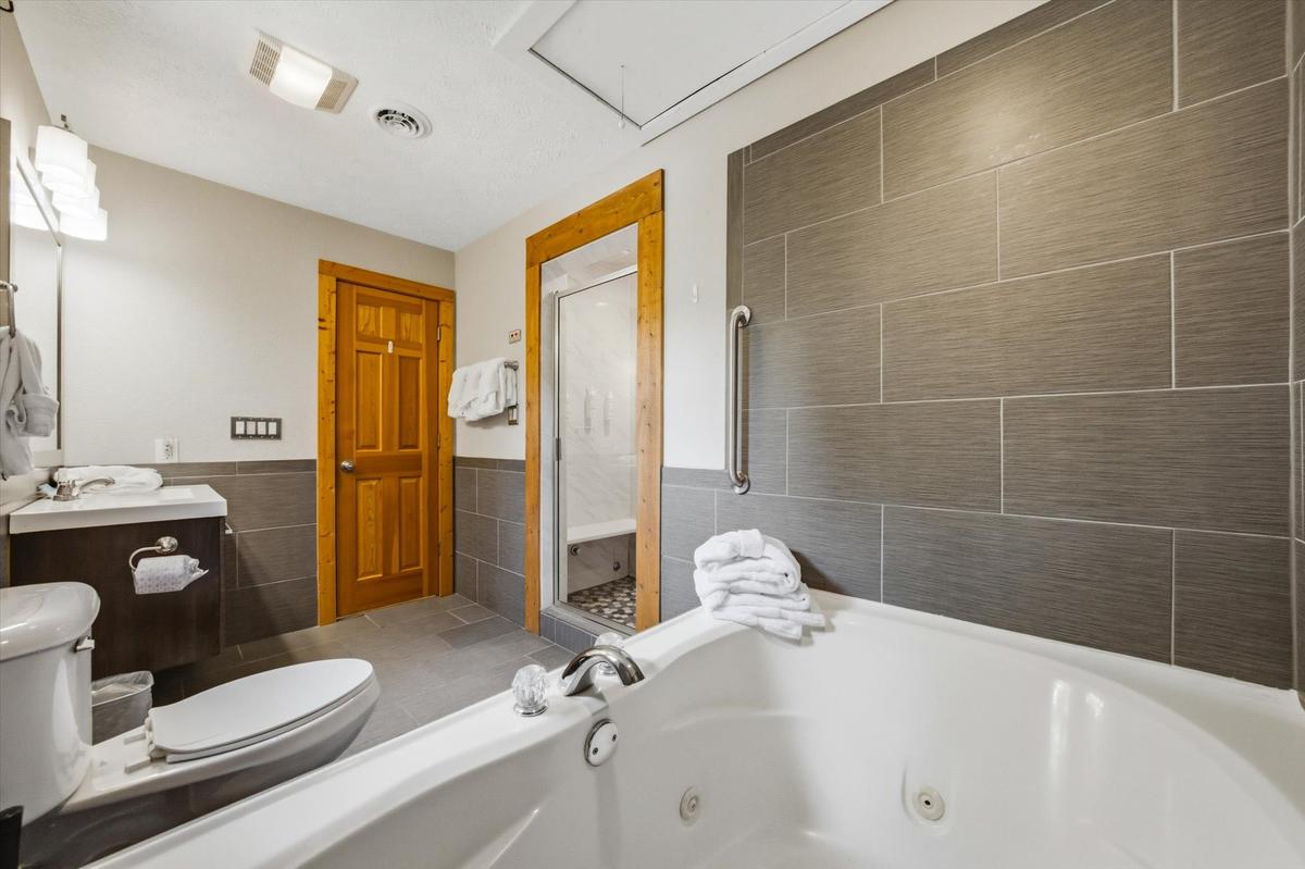 Evergreen Majesty Lodge | Photo 26