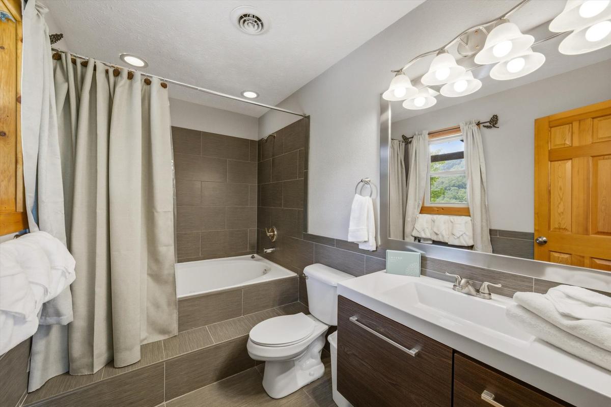 Evergreen Majesty Lodge | Photo 29