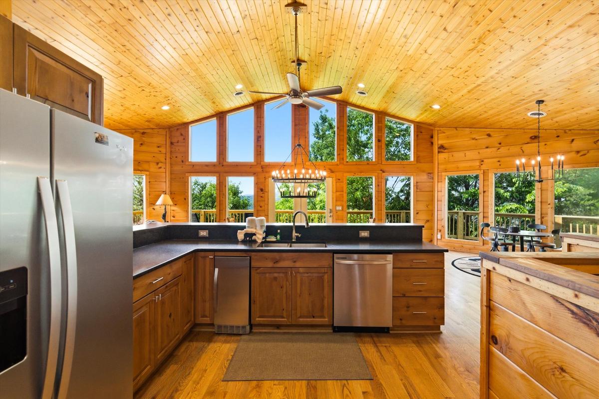 Evergreen Majesty Lodge | Photo 17