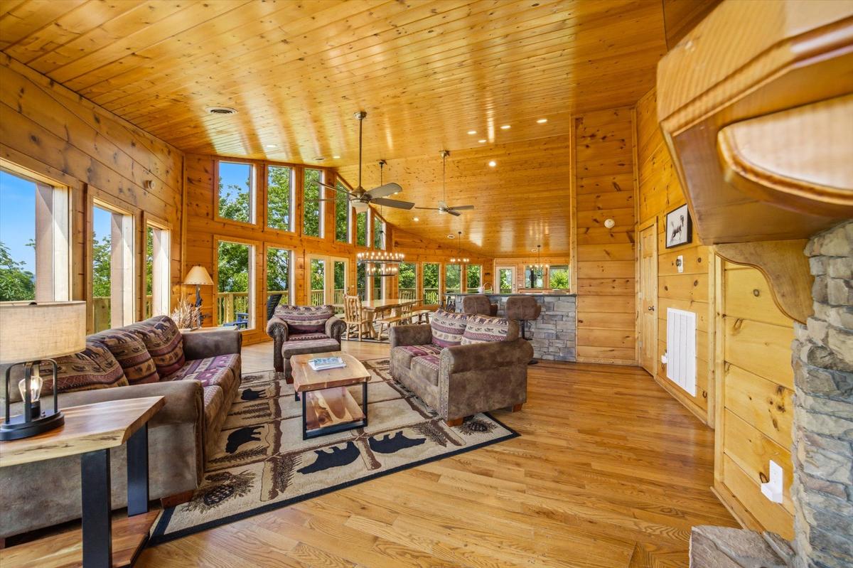 Evergreen Majesty Lodge | Photo 11