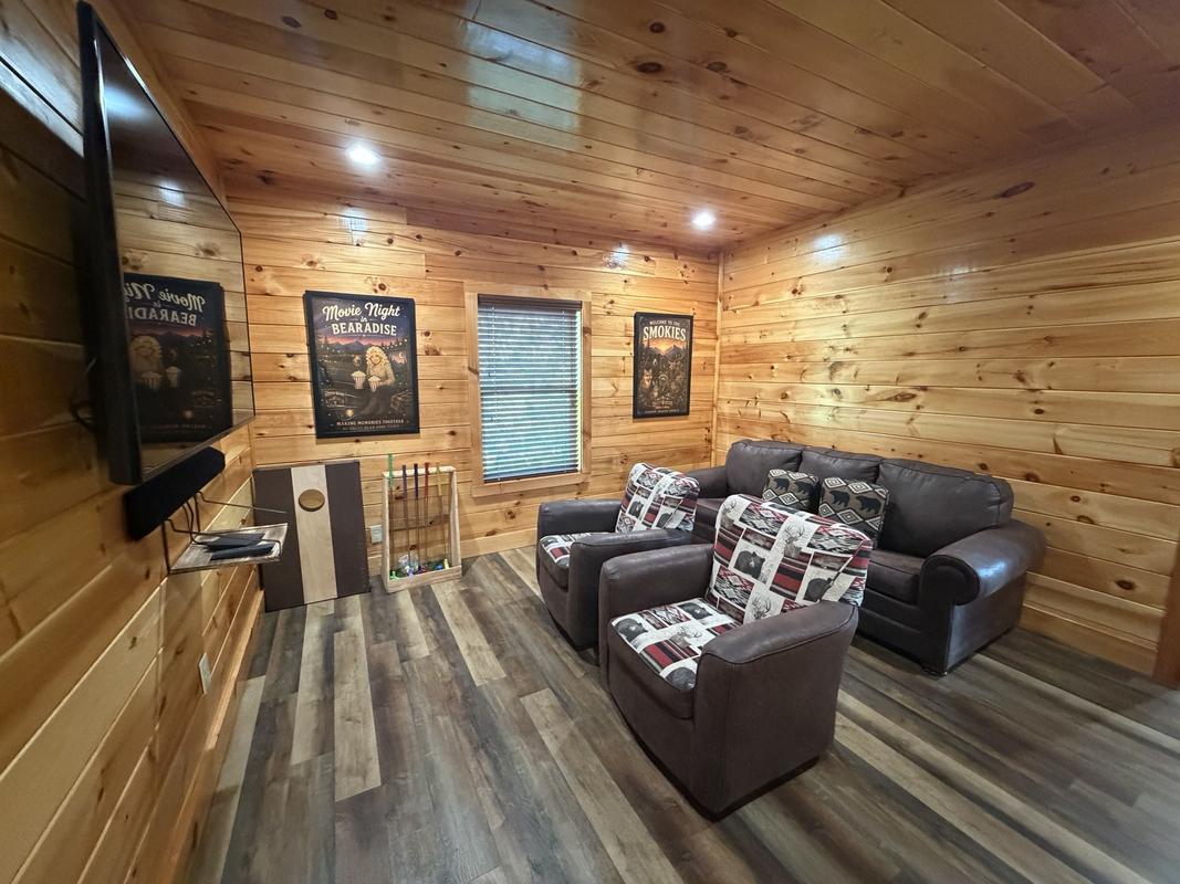 Dolly Bear Pool Cabin 