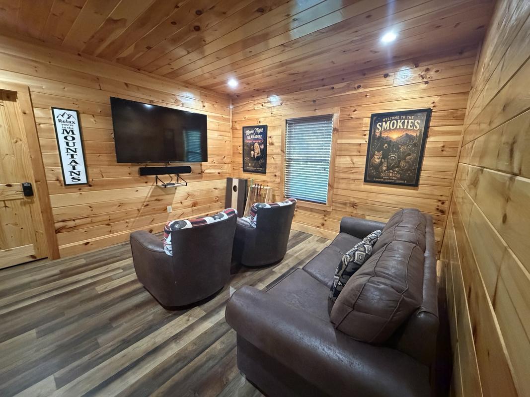 Dolly Bear Pool Cabin 